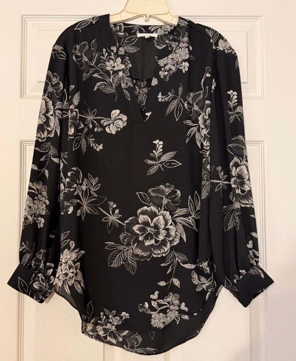 maurices Black & White Floral V-Neck Long Sleeve Blouse Size M